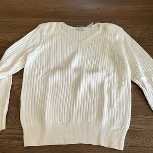 LORD & Taylor Women’s V-Neck Sweater - Size Medium